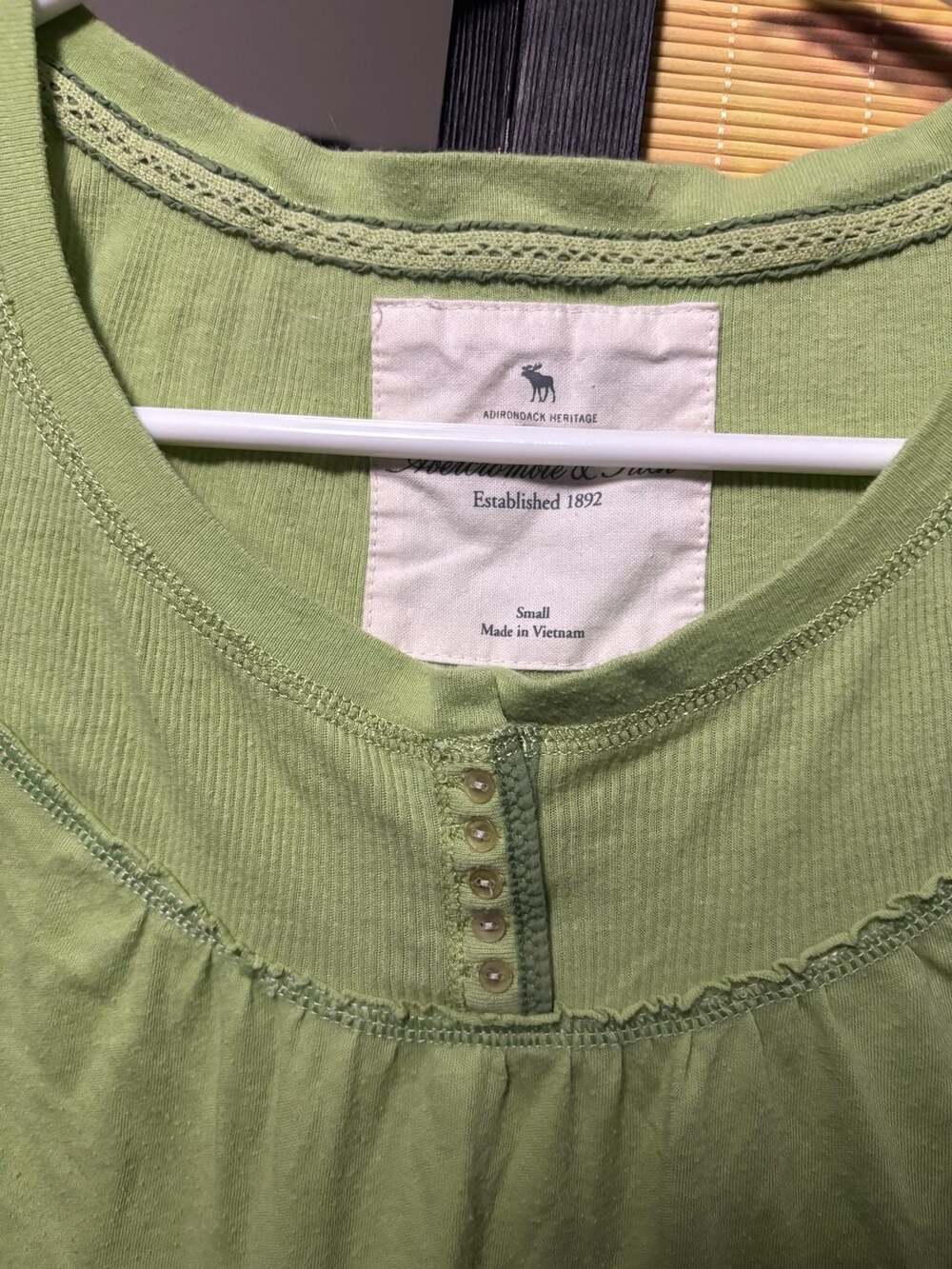Abercrombie & Fitch Women's Green Ribbed Henley Short Sleeve Top - Picture 3 of 3
